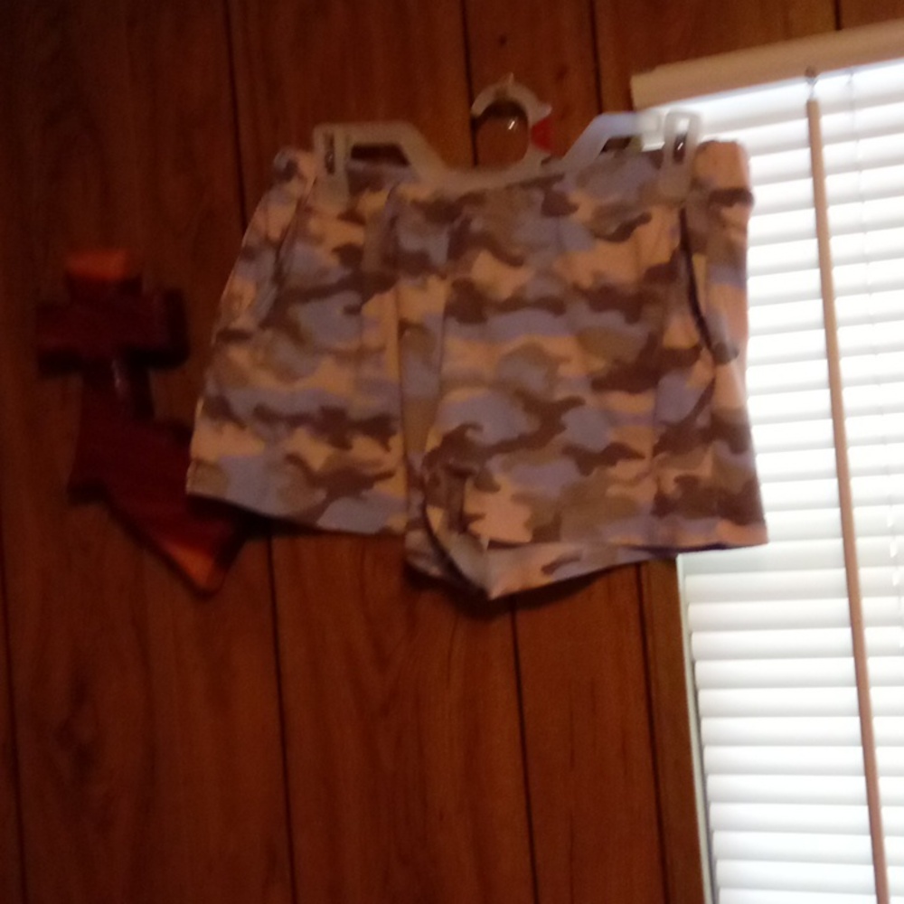 Tart size large camo shorts